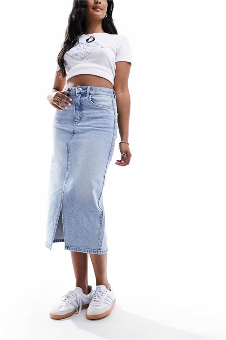 Джинсовая юбка средней длины с разрезом спереди артикул 134018023