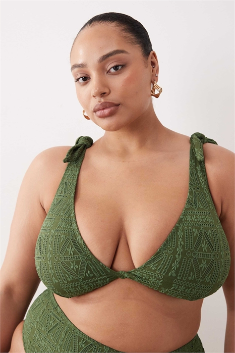 ASOS DESIGN Curve: укороченный топ-бикини Kyle с вышивкой и закрученным верхом артикул 154039238