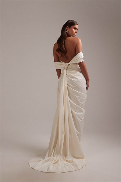 Свадебное платье макси из тафты с драпировкой, открытыми плечами и завязками сзади артикул 152153031