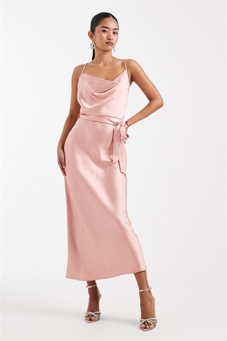 Атласное платье-миди с завязкой на талии и бретелями для подружки невесты артикул 153113235