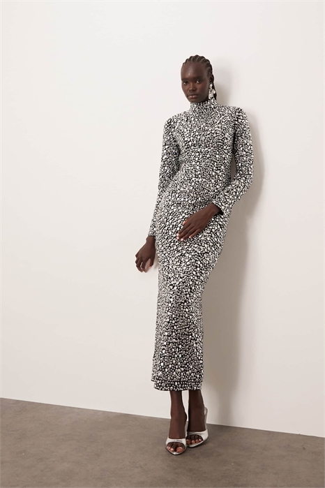 Макси-платье с высоким воротником, длинными рукавами и фактурными пайетками артикул 149049393