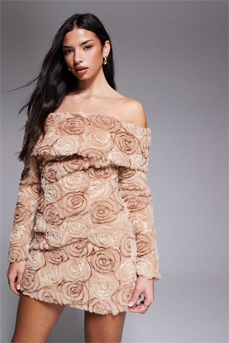 Мини-платье с открытыми плечами и меховым цветочком артикул 148292996