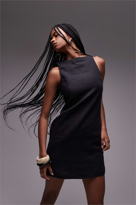 Ляньевое мини-платье с горловиной «лодочка» артикул 143460203