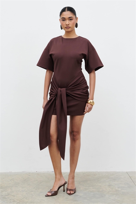 Мини-платье из джерси «Оливия» с заниженными плечами, завязками и драпировкой артикул 153148905