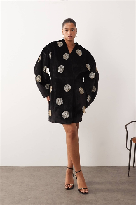 Мини-платье-кимоно из бархата с выпуклой фактурой и украшением в виде точек артикул 149831660