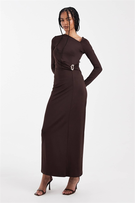 Двухслойное макси-платье с открытыми плечами, металлическими элементами и завышенной талией артикул 153494826