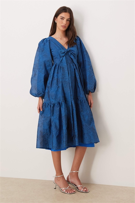 Эксклюзивное платье средней длины от Sunrise с жакардовым принтом, рукавами-балонами, V-образным вырезом и бантиком артикул 154902728