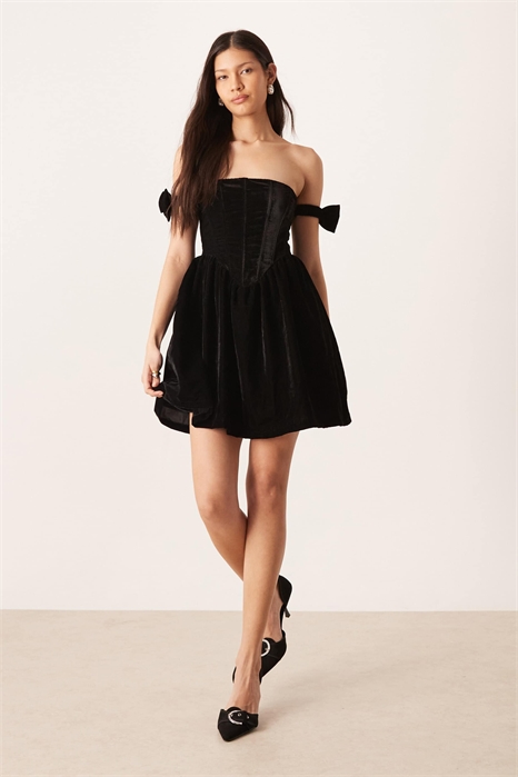 Мини-платье-корсет с открытыми плечами и бархатным бантом артикул 151633163