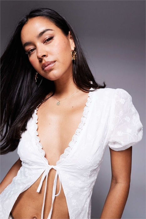 Топ с вышитой кружевной отделкой, буфчатыми рукавами, завязками и разрезом спереди артикул 140137385