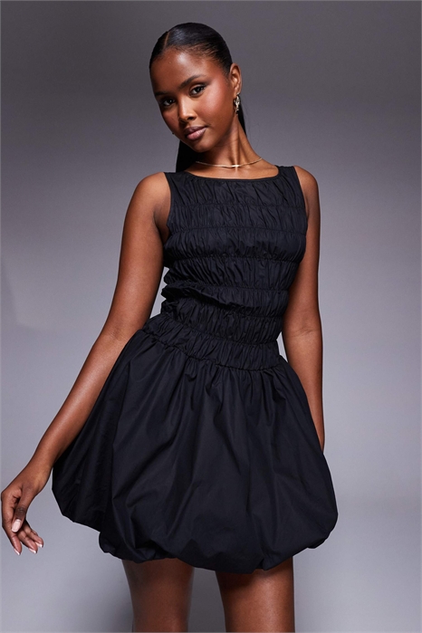 Скромное мини-платье с оборками и расклешенным подолом артикул 146840228