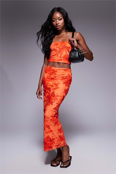 Комплект из сетчатого топа-бандо и юбки-миди с заниженной талией артикул 140566909