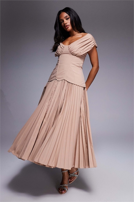 Платье средней длины с открытыми плечами, плиссированное, с формованными бедрами артикул 144768089