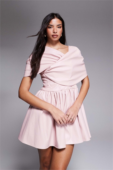 Платье-скатер из искусственной кожи с открытыми плечами артикул 148925756