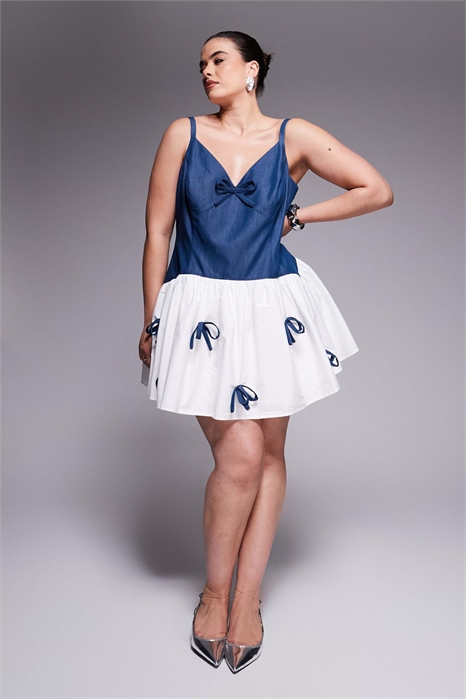 Мини-платье из шамбре с вырезами и бантиком, с юбкой из контрастного поплина артикул 140438020