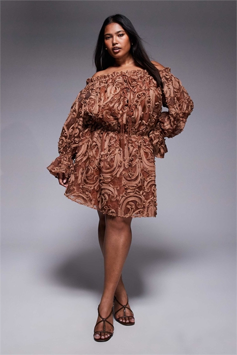 Мини-платье свободного кроя с открытыми плечами и текстурной драпировкой, с эластичным поясом артикул 143081980