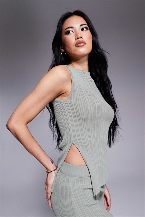 Комплект из асимметричного топа без рукавов с ребристой текстурой и юбки макси артикул 140373425