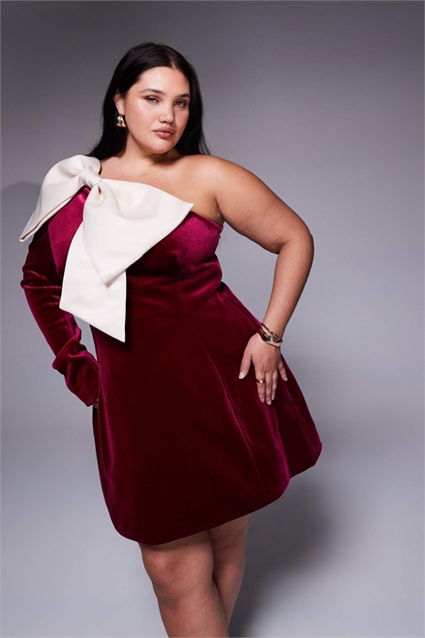 Мини-платье из бархата с одним плечом и бантиком артикул 148917366