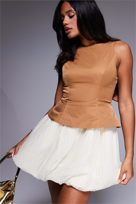 Мини-платье с вырезом на спине и расклешенным подолом артикул 145946803