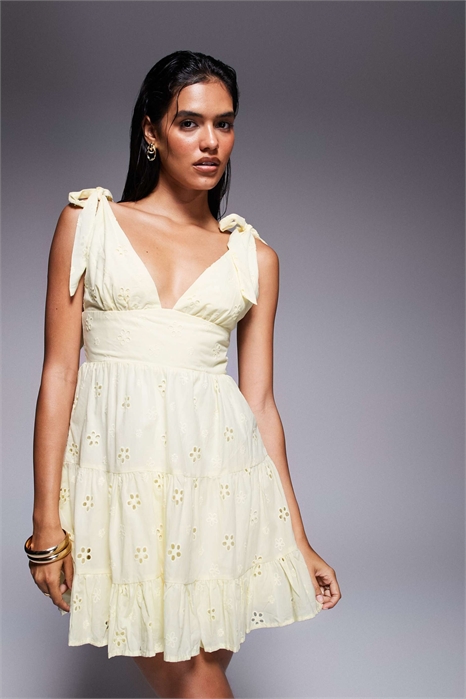 Мини-платье с вырезом на плече, с оборками и вышивкой артикул 140566905