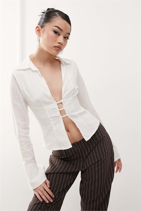 Рубашка 90-х годов с текстурными полосками, расклешенными рукавами и глубоким вырезом, с воротником артикул 139343088