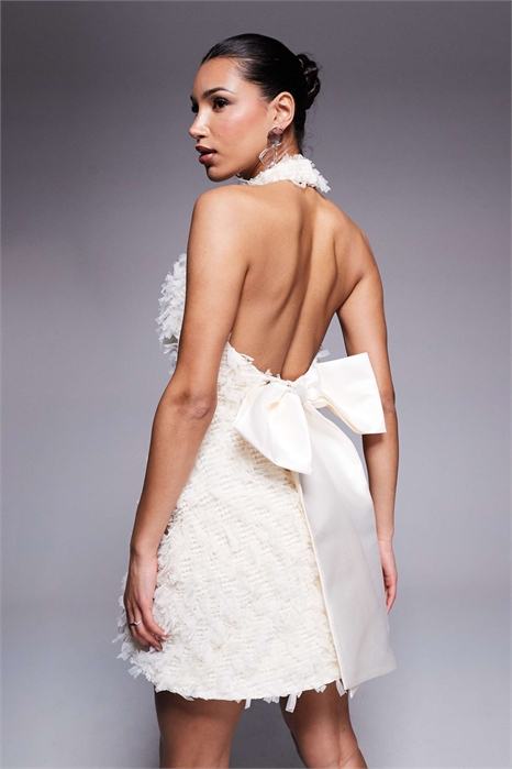 Мини-платье с открытыми плечами и фактурной текстурой, с бантиком на спине артикул 139106621