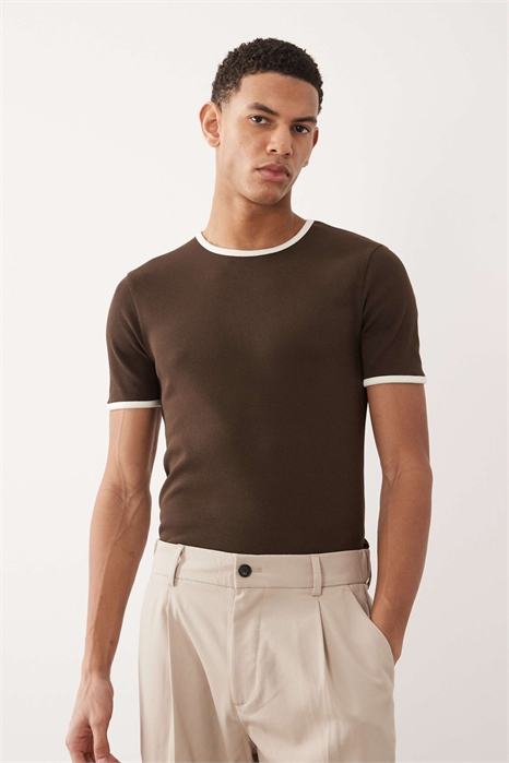 Футболка облегающего кроя с контрастной окантовкой артикул 156159731