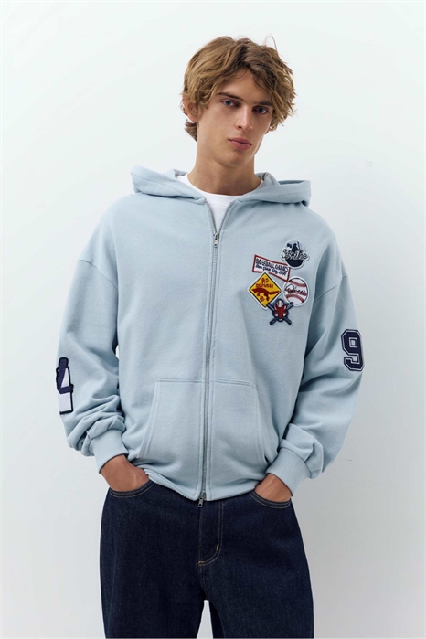 Толстовка с капюшоном, молнией и нашивками артикул 156331667