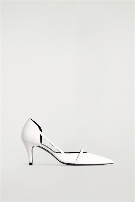 Кожаные туфли на каблуке с ремешком артикул 1327732002