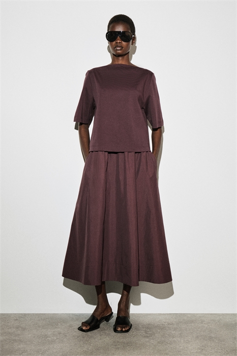 Платье-миди с контрастной вставкой и лодочным вырезом артикул 1326390002