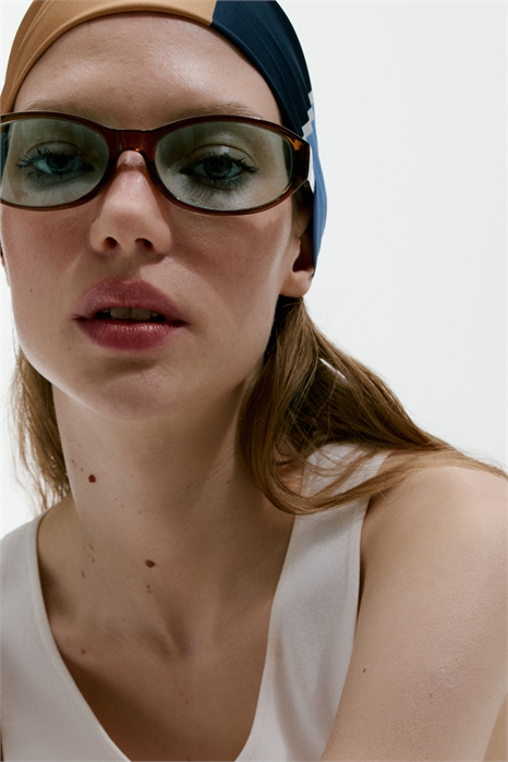 Овальные солнцезащитные очки артикул 1332564001