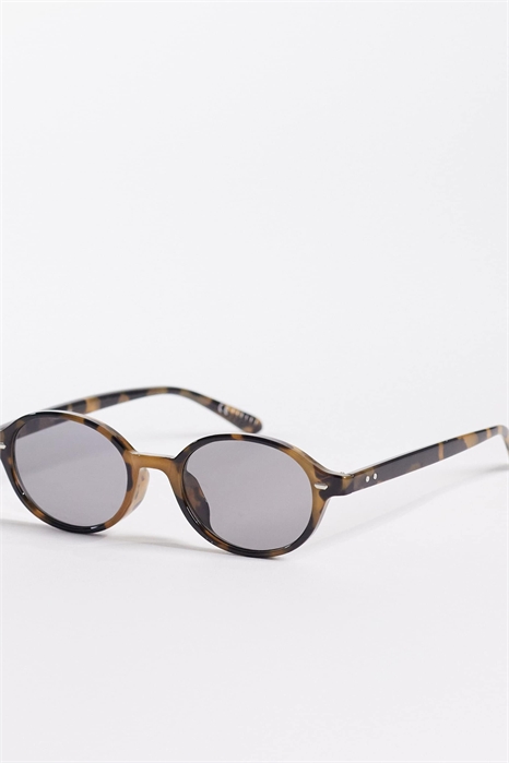 Овальные солнцезащитные очки артикул 154053555