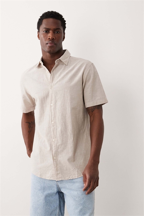 Рубашка с короткими рукавами из смесовой ткани с добавлением льна артикул 153910434