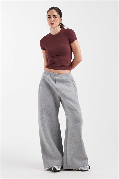 Футболка-свитшот без бретелек, с бесшовным ребристым вырезом и зауженным кроем артикул 153919523