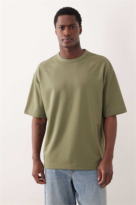 Футболка BreatheMAX™ свободного кроя из смесовой ткани цвета хаки артикул 152937546