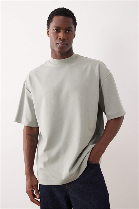 Футболка с высоким воротником и свободным кроем из плотной ткани breatheMAX™ артикул 153048559