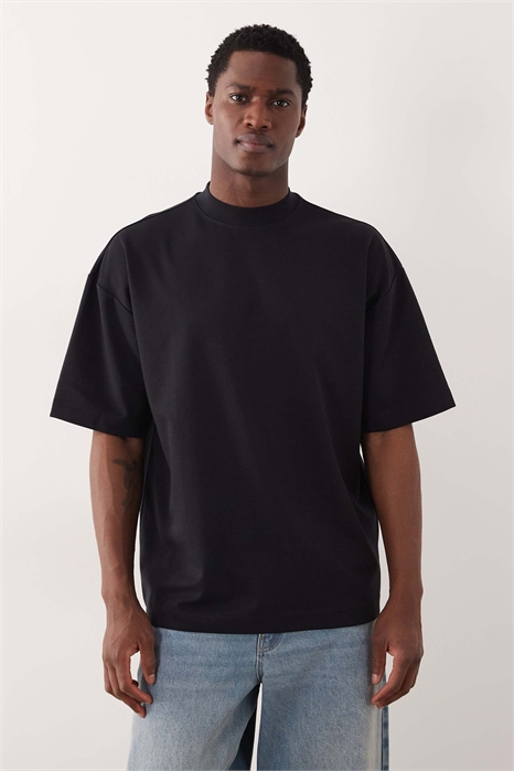 Футболка с высоким воротником и свободным кроем из плотной ткани breatheMAX™ артикул 153048557