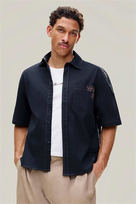 Рубашка с короткими рукавами и крупной вышивкой артикул 156486409