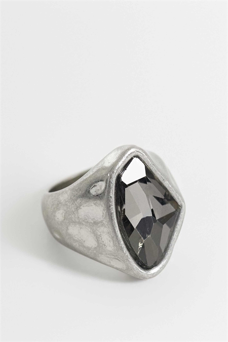 Кольцо с камнем в универсальном стиле артикул 155425303