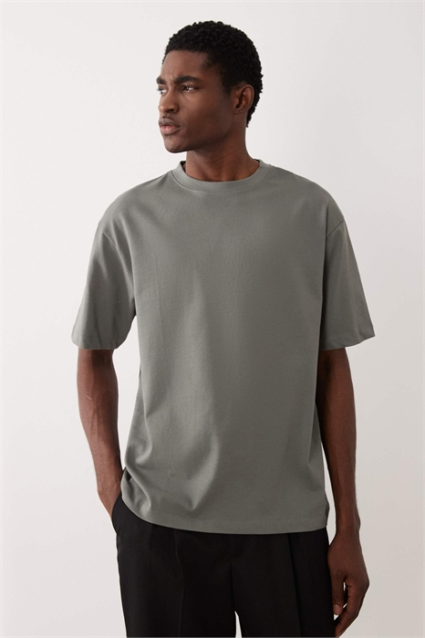 Футболка свободного кроя из плотной ткани артикул 154691747