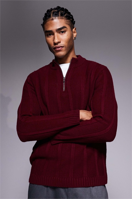 Свитер с воротником-воронкой и полузастежкой-молнией, связанный из пряжи в бордовую полоску артикул 151750291