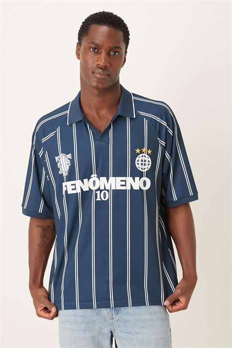 Поло свободного кроя со спортивным принтом из ткани в полоску темно-синего цвета артикул 151342433