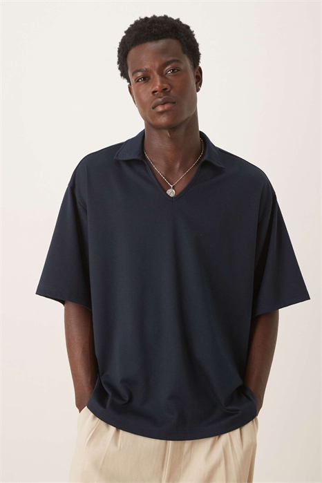 Поло с широким воротником-ревер и вырезом, большого размера, темно-синего цвета артикул 148657563