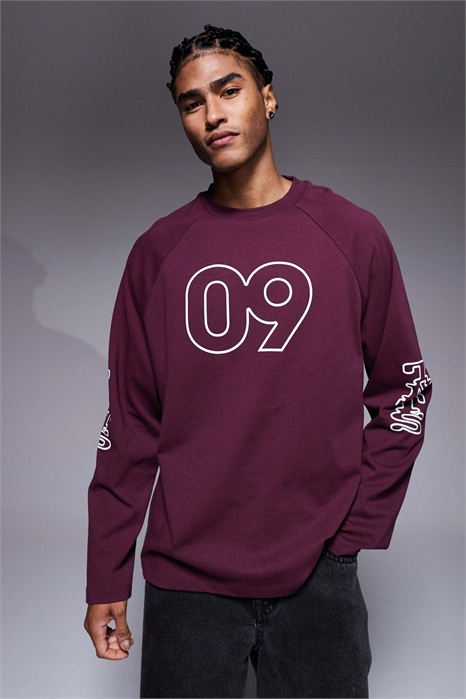 Футболка с длинными рукавами и рагланными вставками свободного кроя с флокированным спортивным рисунком артикул 151782009