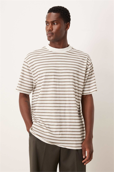 Футболка свободного кроя с неровной текстурой и полосками артикул 150987848
