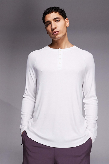 Футболка с длинным рукавом и рагланными рукавами, с ребристой отделкой из сверхмягкого модала, облегающего кроя, с воротником-хенли артикул 152460823