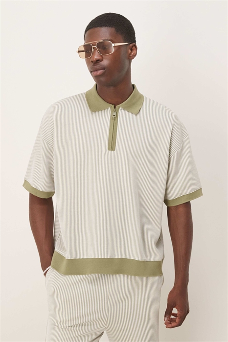 Поло в непринуждённом стиле с текстурной полоской артикул 145751760