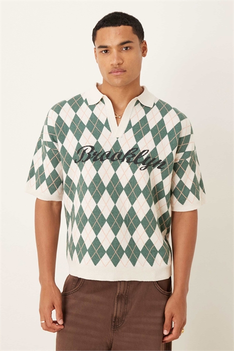 Полуформальная трикотажная рубашка-поло с узором «аргил» и принтом «Бруклин» в кремовом и зелёном цветах артикул 149594215
