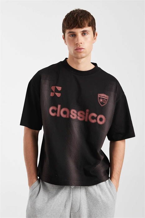 Объёмная футболка свободного кроя с рисунком в виде футбольного мяча артикул 155215979