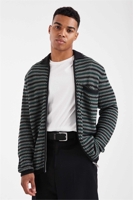 Свитер с карманом, связанный крючком артикул 151859459