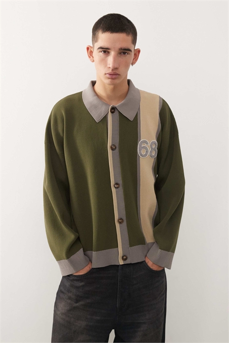 Вязаный кардиган с воротником и элементами в стиле «колледж» артикул 143260944
